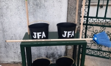 Repostos os baldes e as vassouras no cemitério