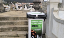 Novos contentores de velas disponíveis no cemitério.